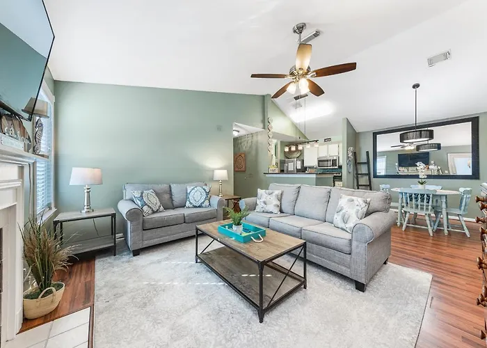 Cozy Budget Friendly Condo Close To The Beach
